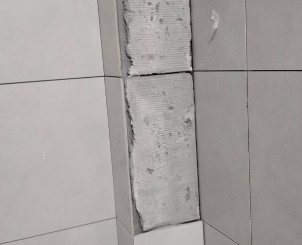 淄博市瓷砖空鼓维修公司分享下瓷砖施工前基层浇水润湿程度不足，可能导致以下问题